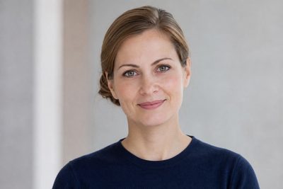 Lenke Vincze — vörösesbarna haj, zöld szem, vékony szemüveg, teal blúz